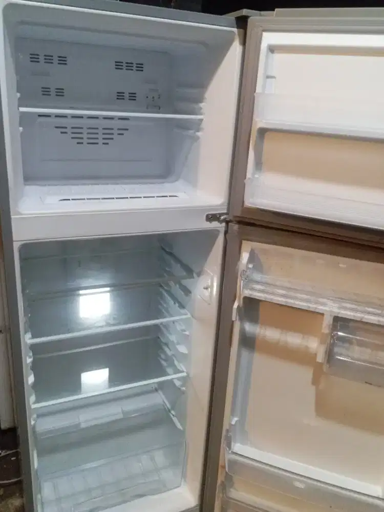 Kulkas Polytron 2 pintu jumbo