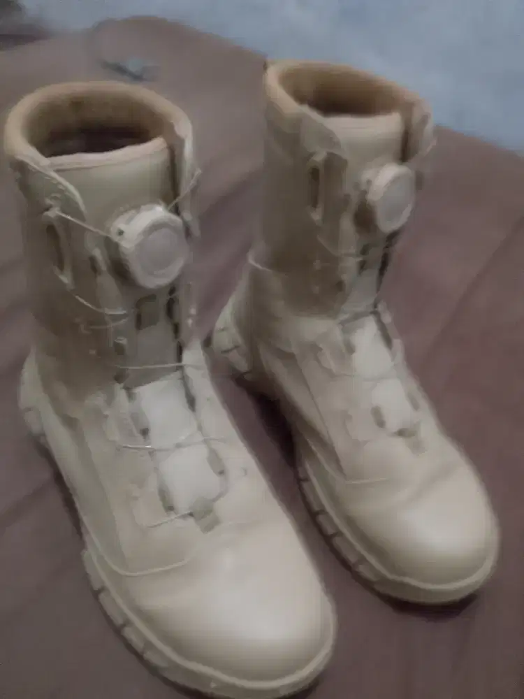 Sepatu bekas pakai PDL