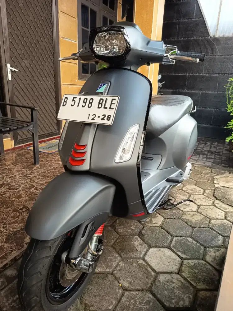 DIJUAL VESPA MATIC SPRINT S 150CC ABS TAHUN 2023 WARNA ABU-ABU