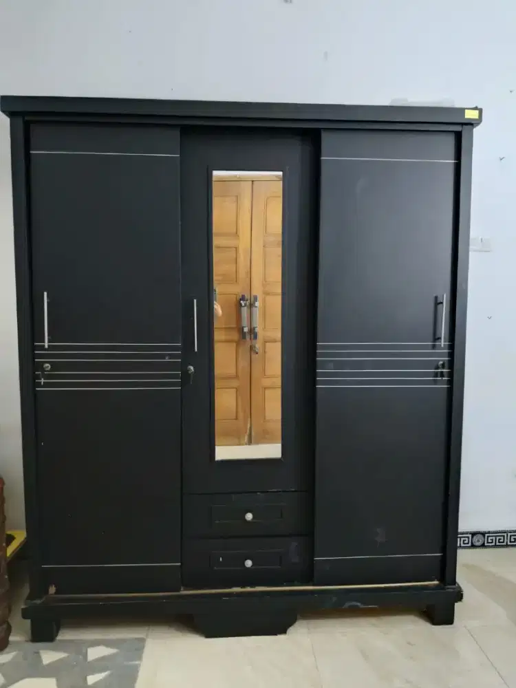 Lemari Pakaian 3 Pintu Warna Hitam, Ada Cermin dan Laci, Harga Nego