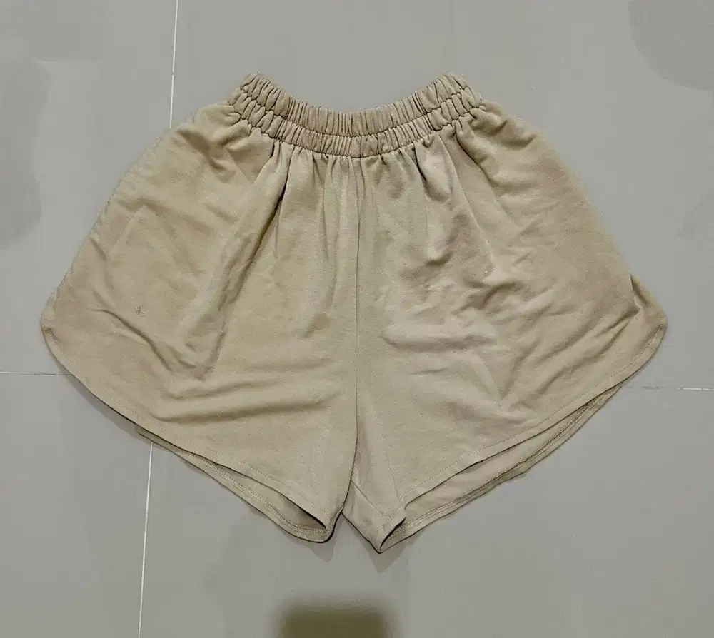Celana pendek wanita