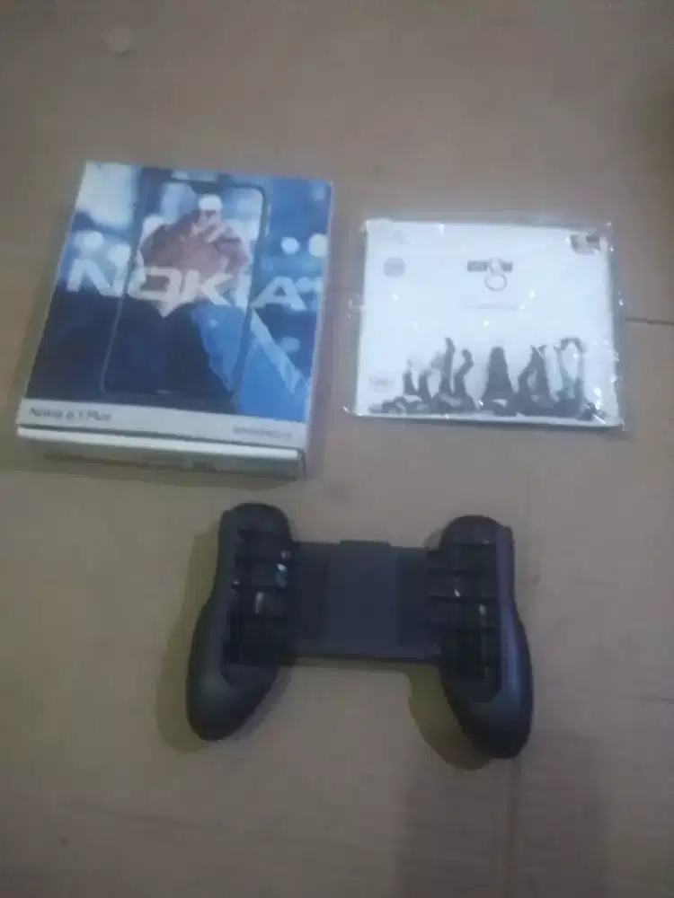 Dus Nokia, kaset DVD ungu dan game pad