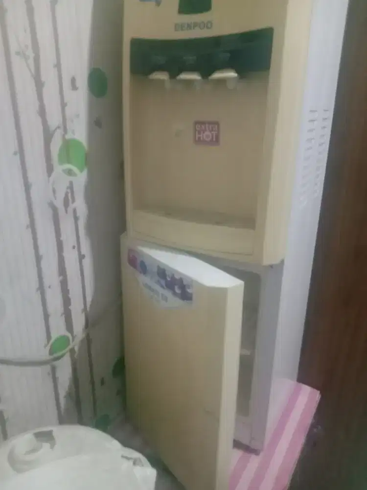 Dispenser plus kulkas mini