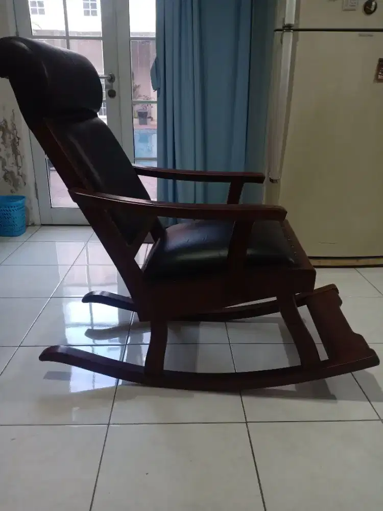 Kursi goyang antik