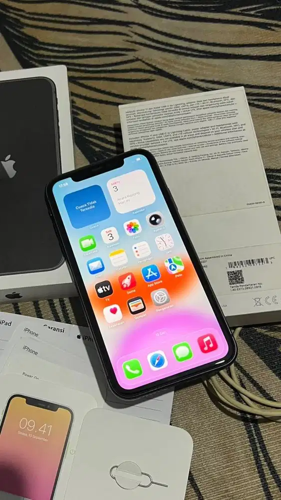 FOR SALE: iPhone 11 64GB Black - Eks iBox (Like New