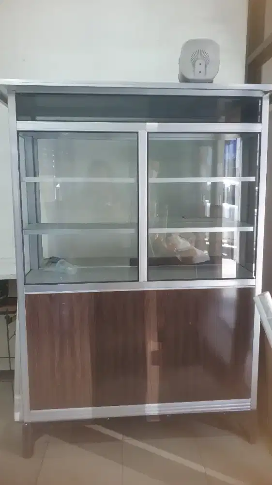 Etalase kaca bahan aluminium