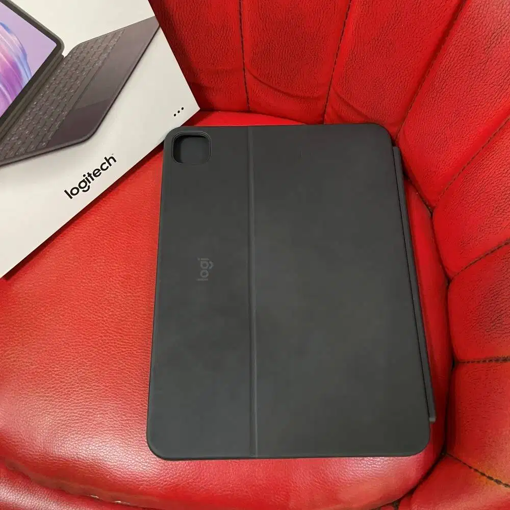 Keyboard Logitech Combo Touch iPad Pro 11 inci M4 Fullset Original