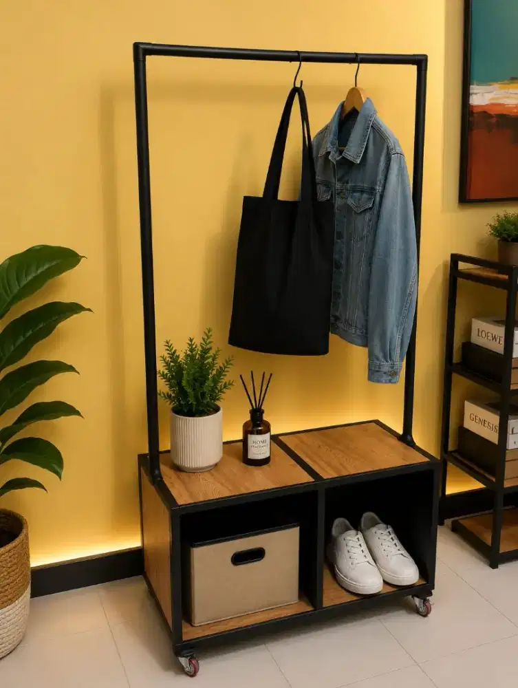 Lemari dan gantungan hanger