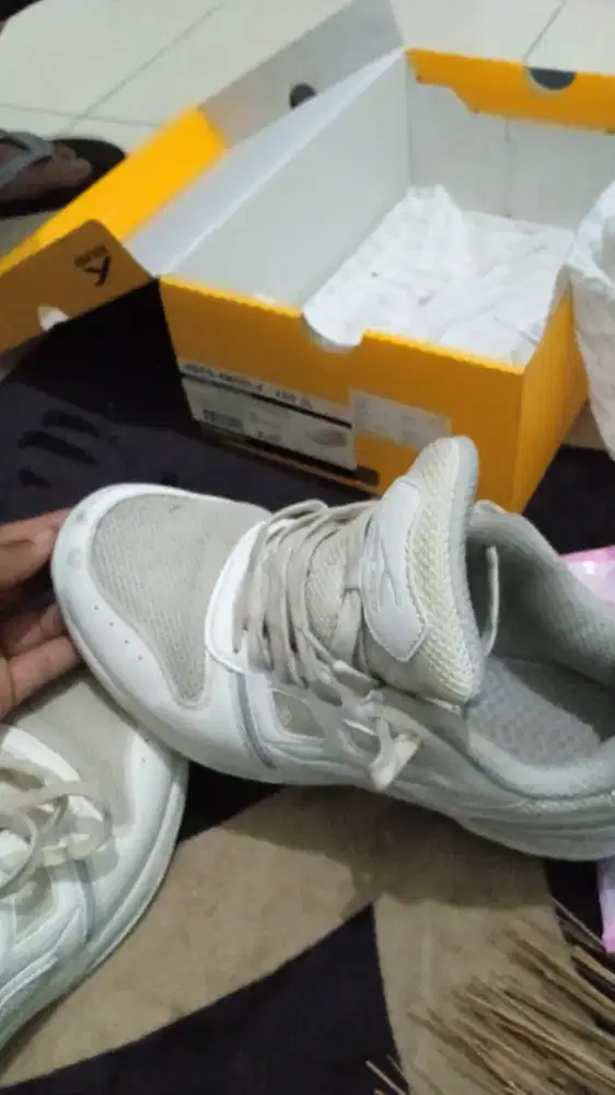 Sepatu badminton handred
