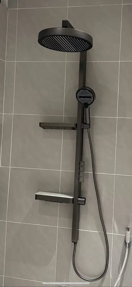 Shower set air panas dingin dengan berbagai mode air pancuran