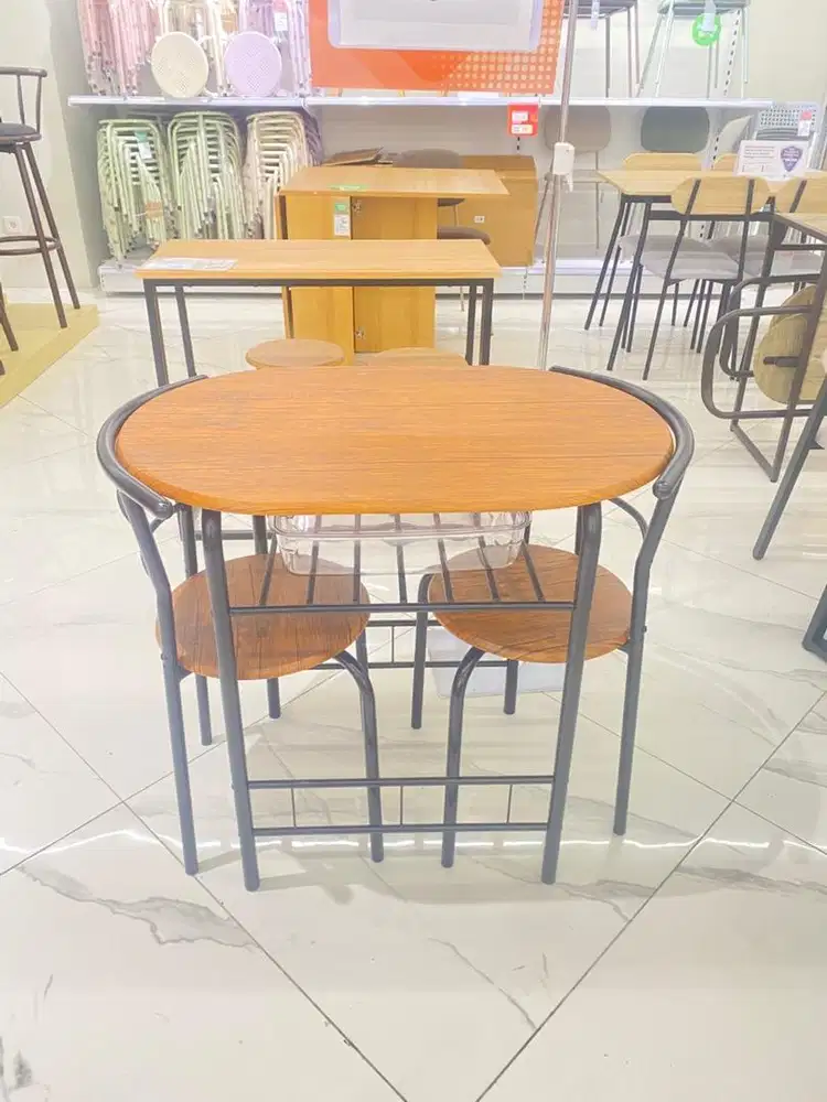 meja makan hana