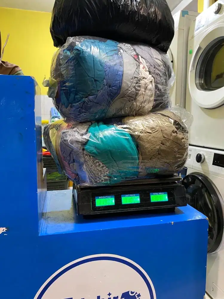 Karyawan Laundry Setrika Uap