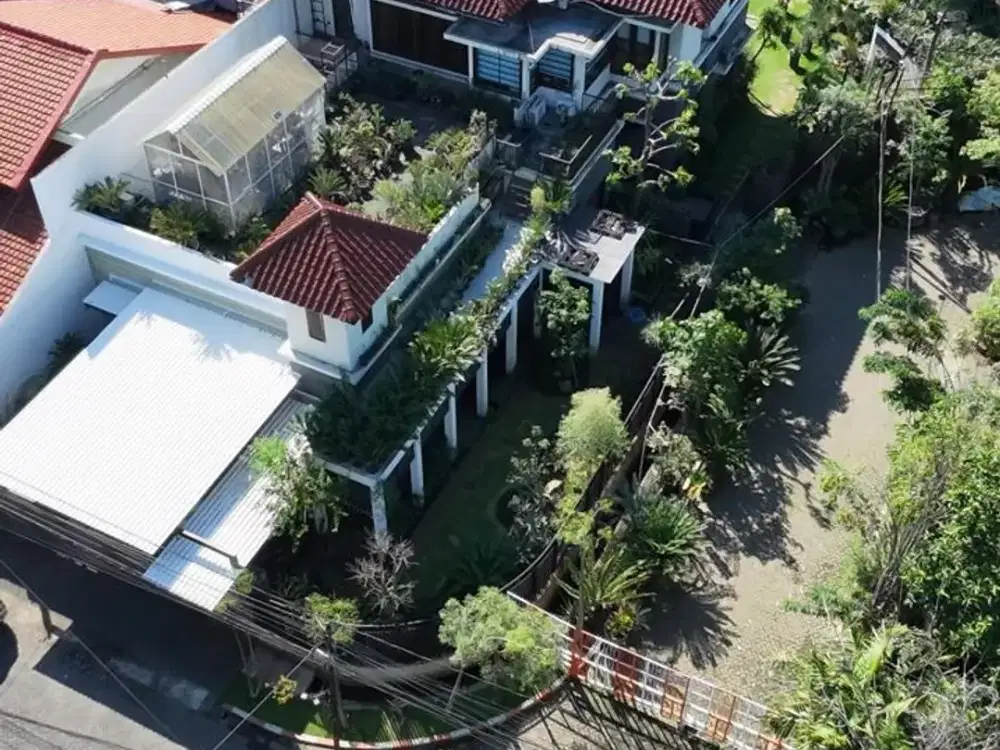 Rumah siap huni terawat hook di tengggilis utara dengan konsep taman 700m2 di luas tanah 1100m2 ada 5 kamar tidur