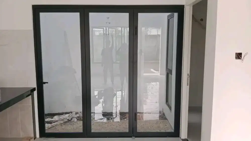 Pintu kaca dan partisi kaca