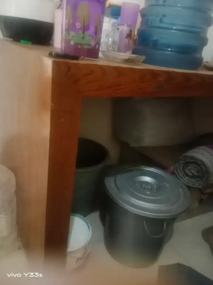 Meja jati bekas masih kokoh