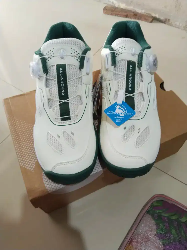 sepatu badminton victor knob buckle