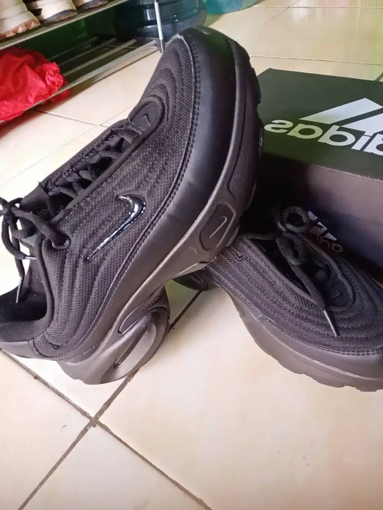 Jual sepatu Nike air maxx UK 7 code hf3053103