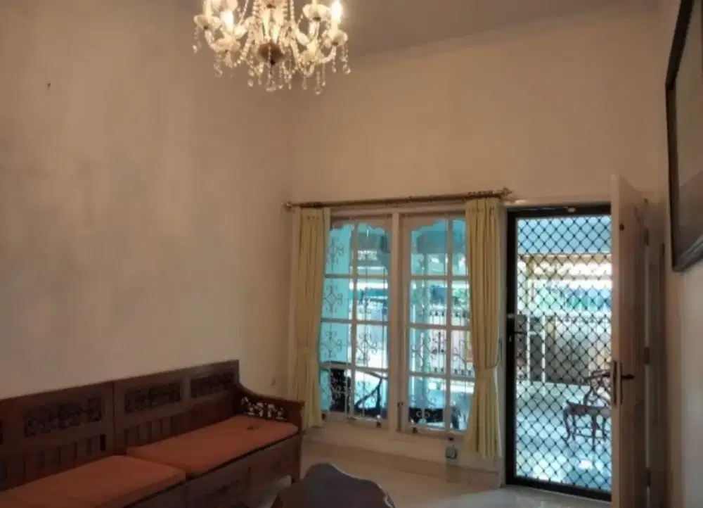 Di sewa kan rumah semi furnish