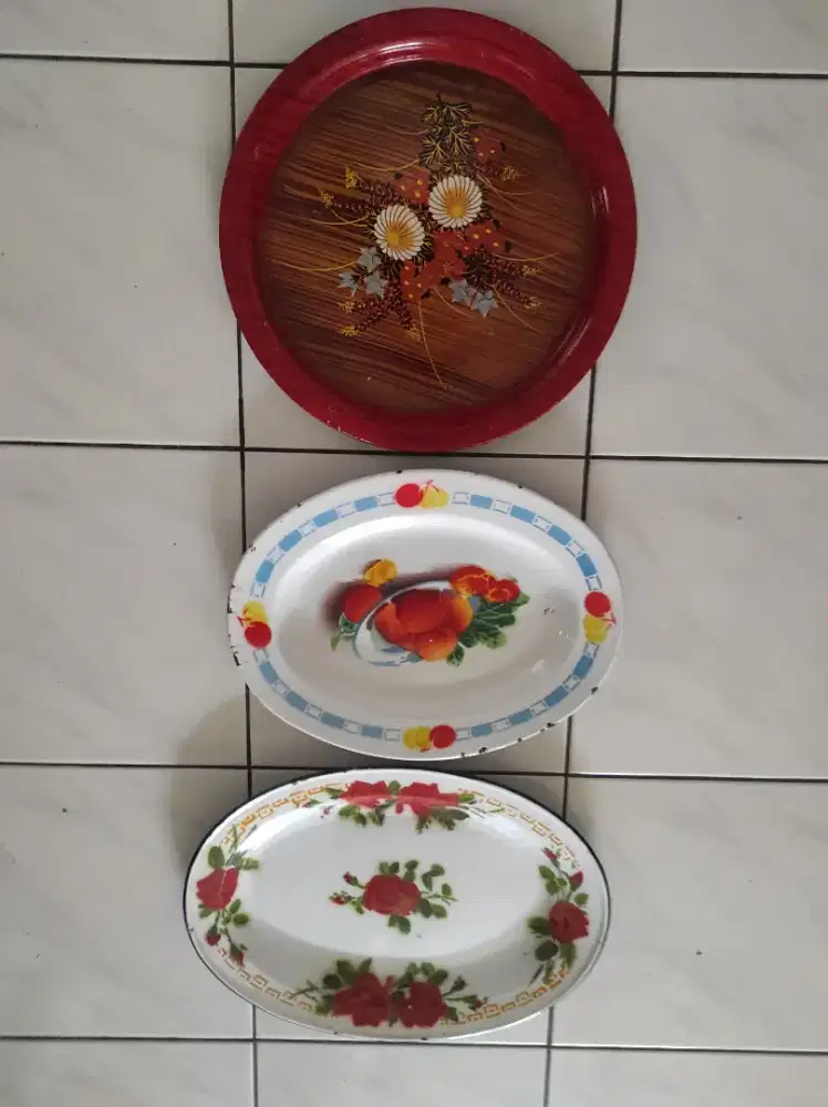Nampan Piring kaleng enamel  lawas
3 pcs