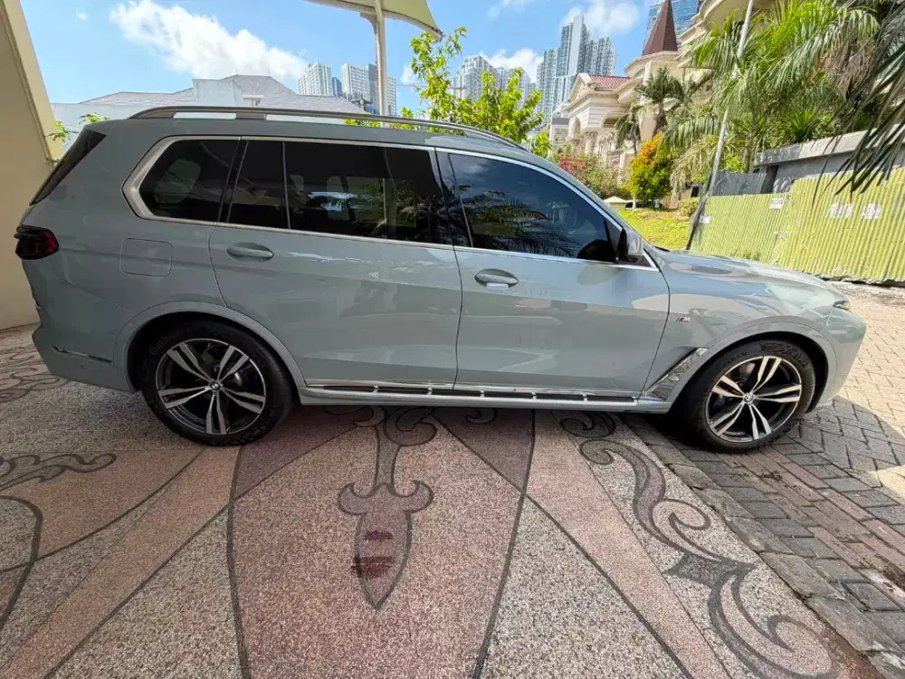 BMW X7 (Brooklyn Grey)