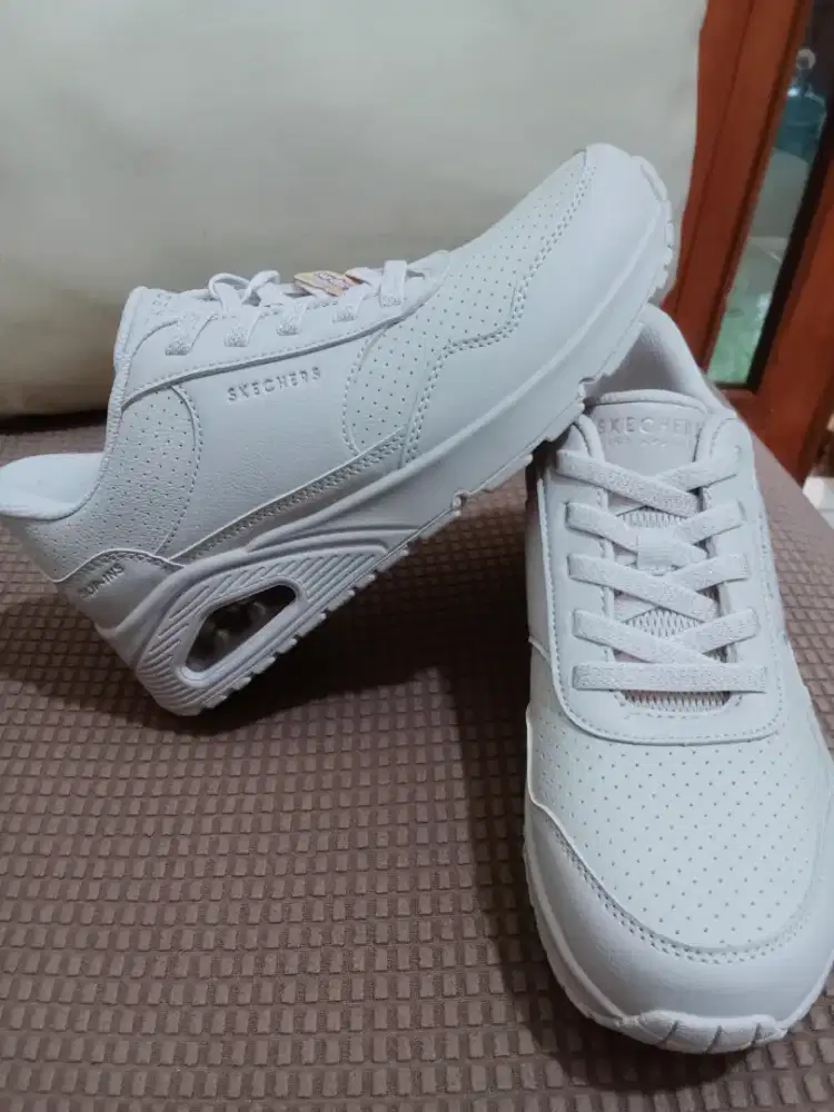 Jual cepat ORI sepatu skechers BARU