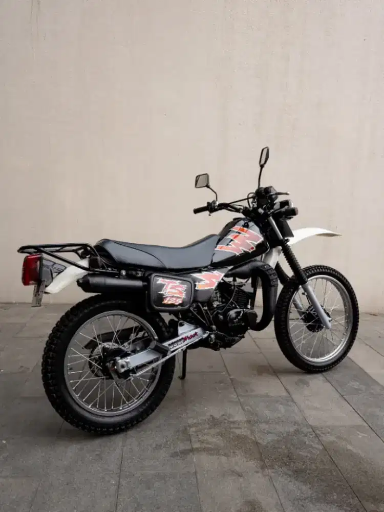 Motor Suzuki TS 125