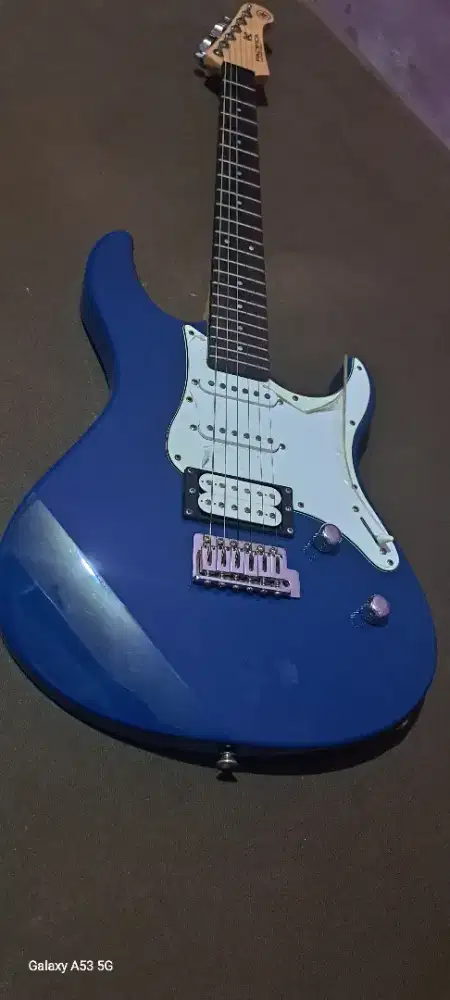 Gitar + hard cash