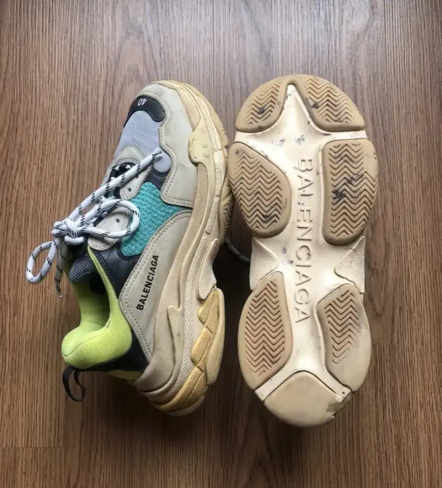 sepatu Balenciaga triple S bekas sepatu bekas sepatu boots bekas