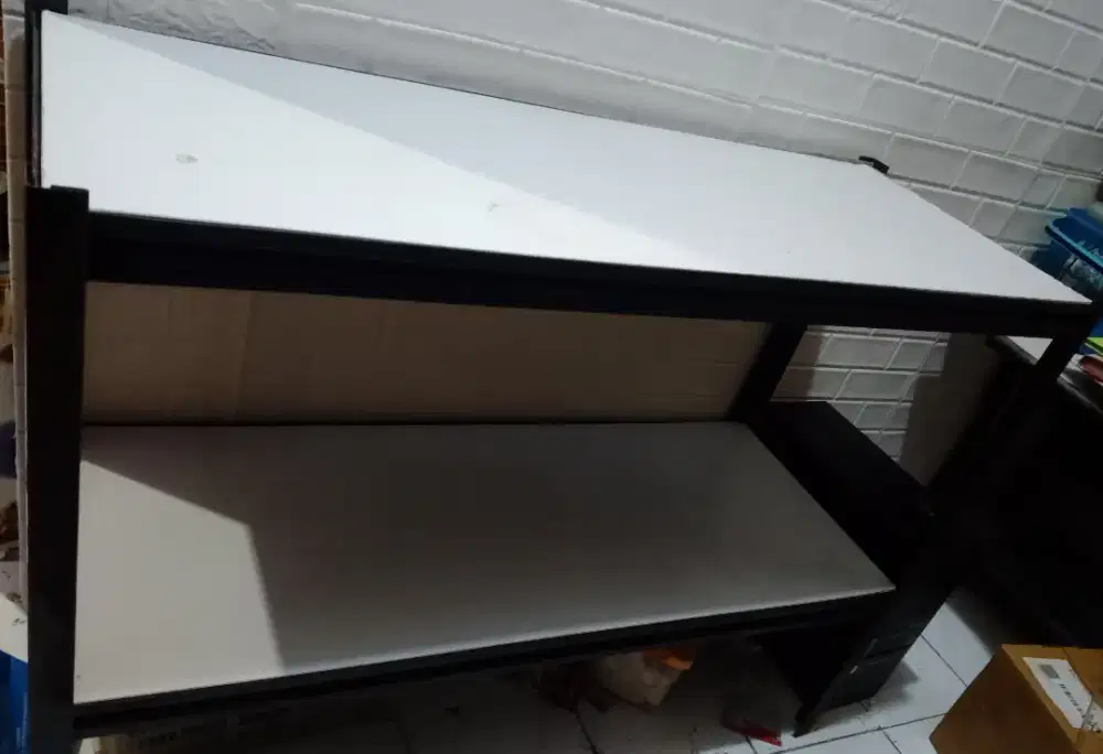 Meja 2 susun/tingkat