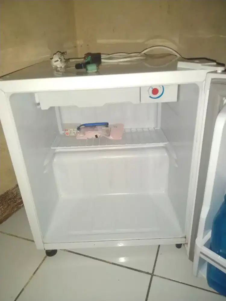 Kulkas atau mini bar sharp