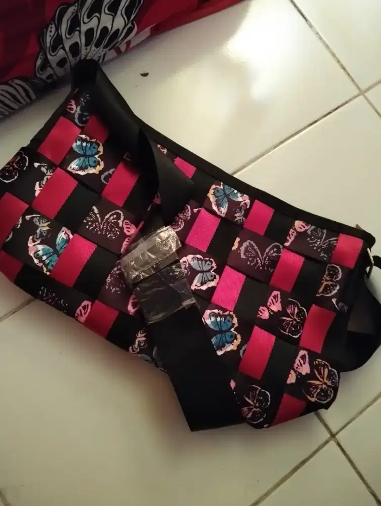 Tas selempang kupu kupu