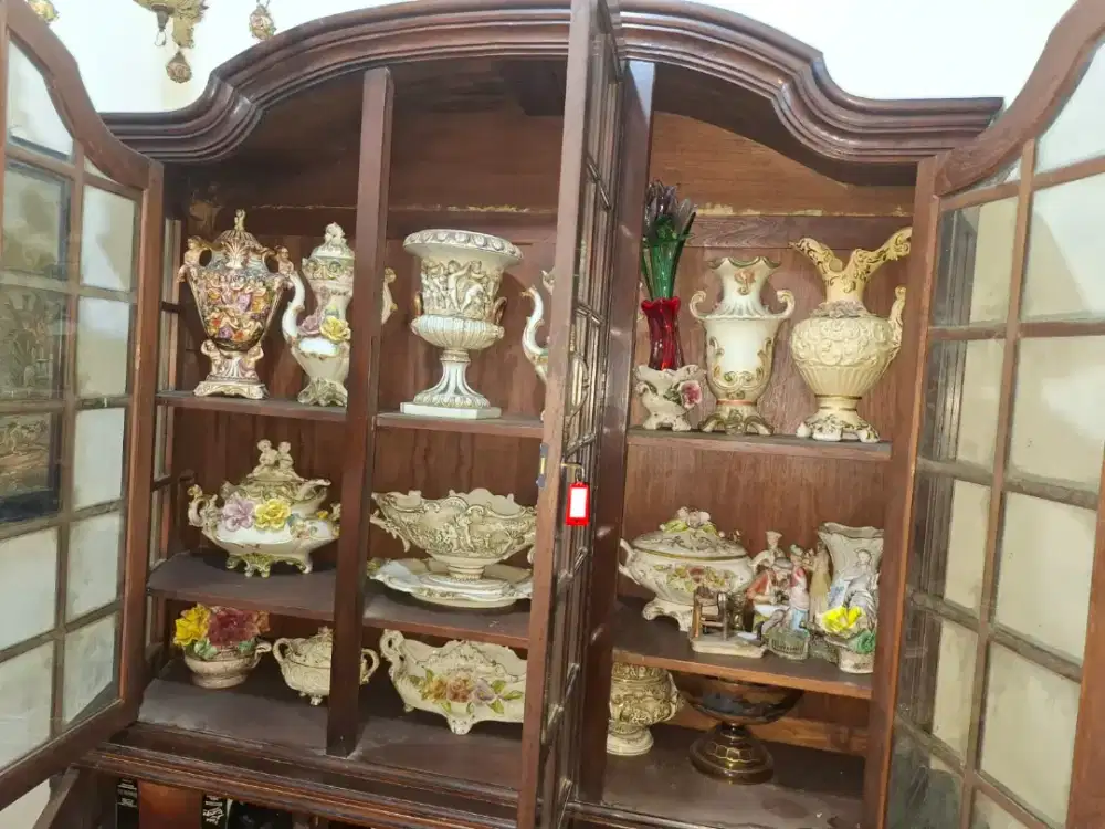 Rak Lemari Kayu Jati + Guci Keramik Antik