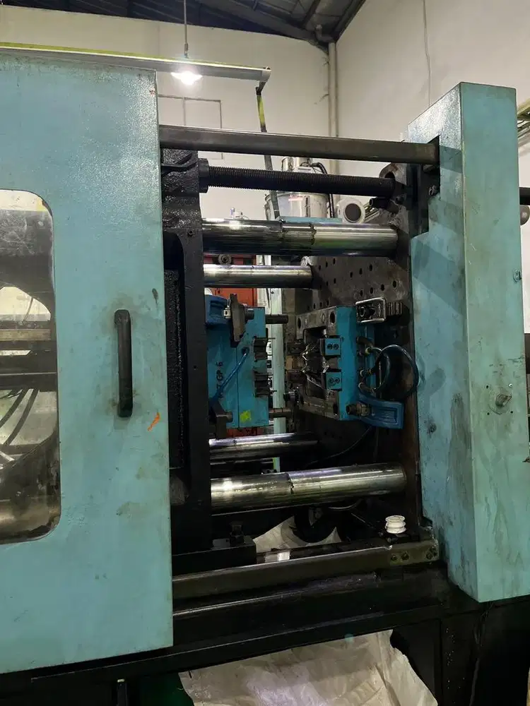 Mesin injeksion mold
