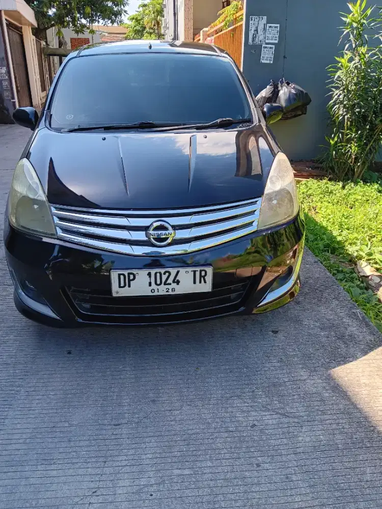 Bismillah jual mobil nissan grand livina 1,5 xv manual th 2013 mulus.