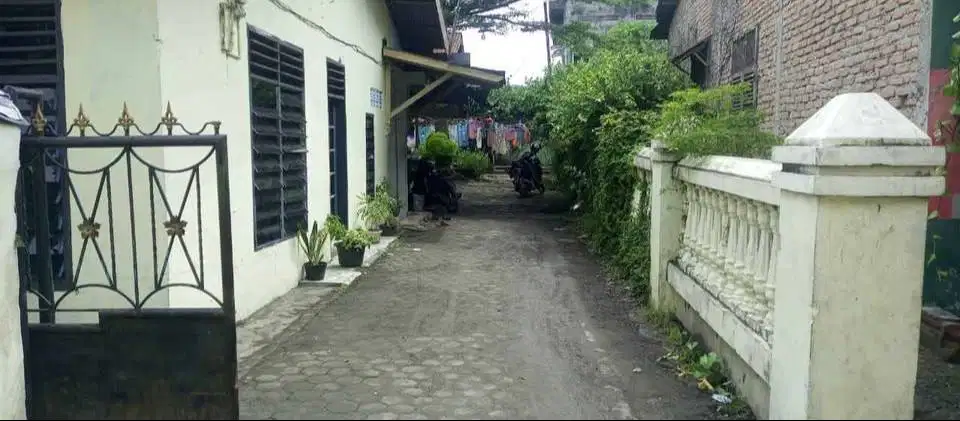 RUMAH DISEWAKAN – LOKASI STRATEGIS, TANAH LUAS, BERPAGAR KELILING
