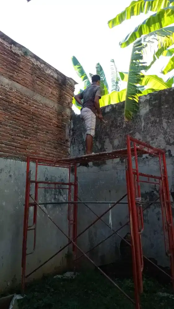 Tukang bangunan serba bisa