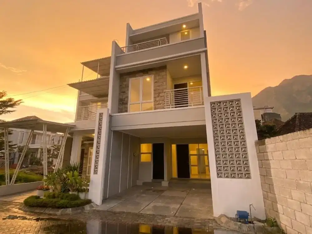 RUMAH 3 LANTAI BONUS KOLAM RENANG LOKASI DEKAT ALUN-ALUN KOTA BATU