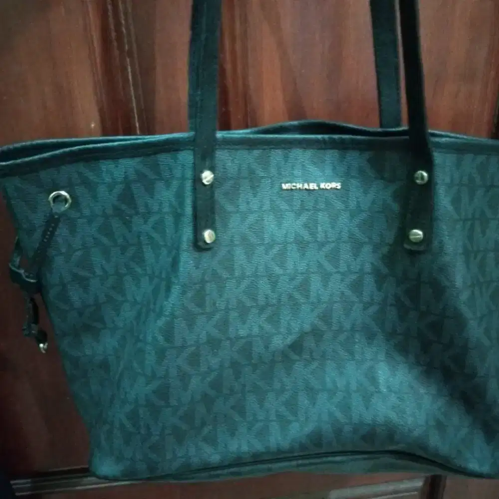 Tas tote MK warna hotam