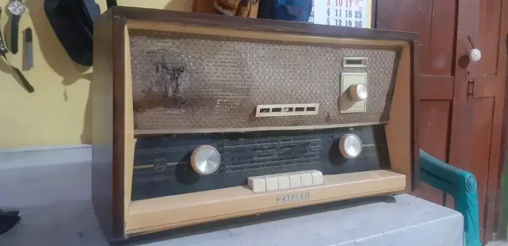 Radio Tabung antik Merk Philips