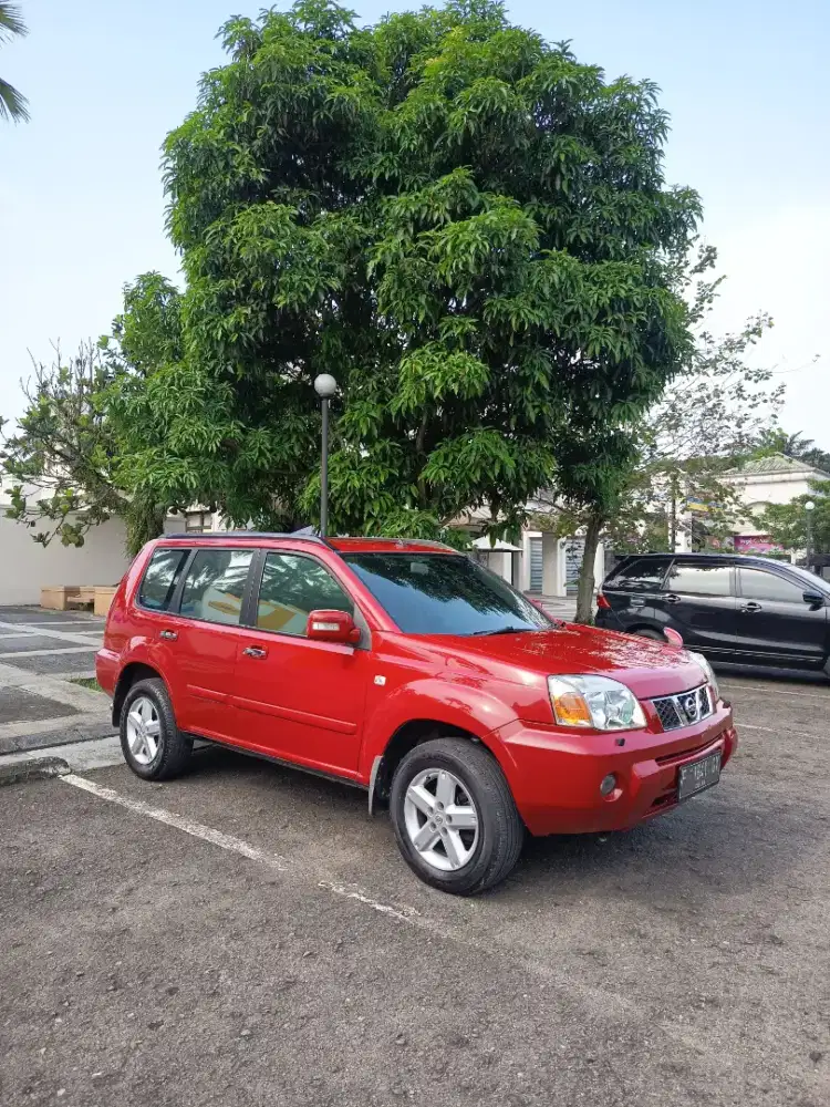 Nissan xtrail T30 facelift mulus warna merah asli langka