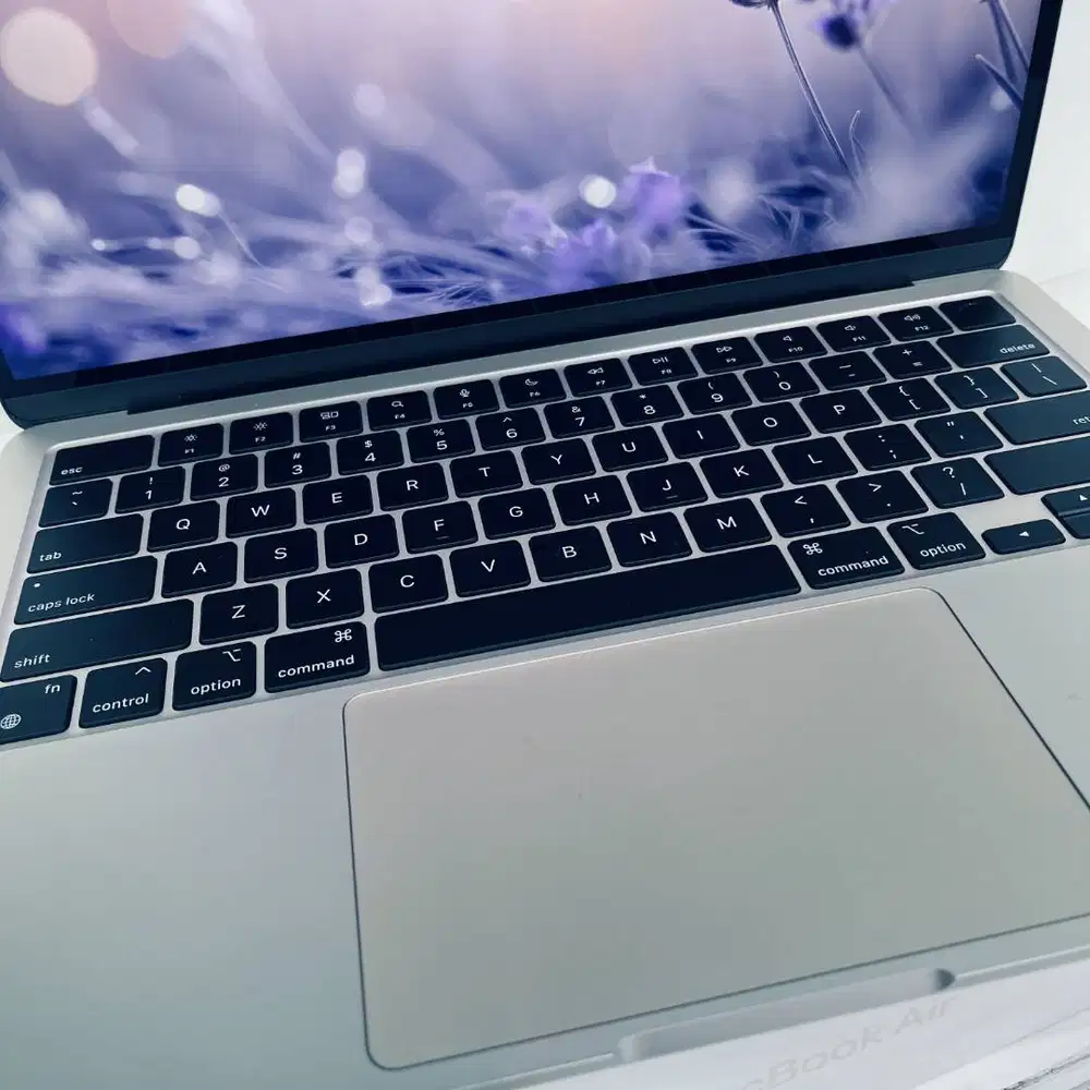MacBook Air 13 inch 2022 M2 RAM 16/256GB Fullset like new Garansi akti