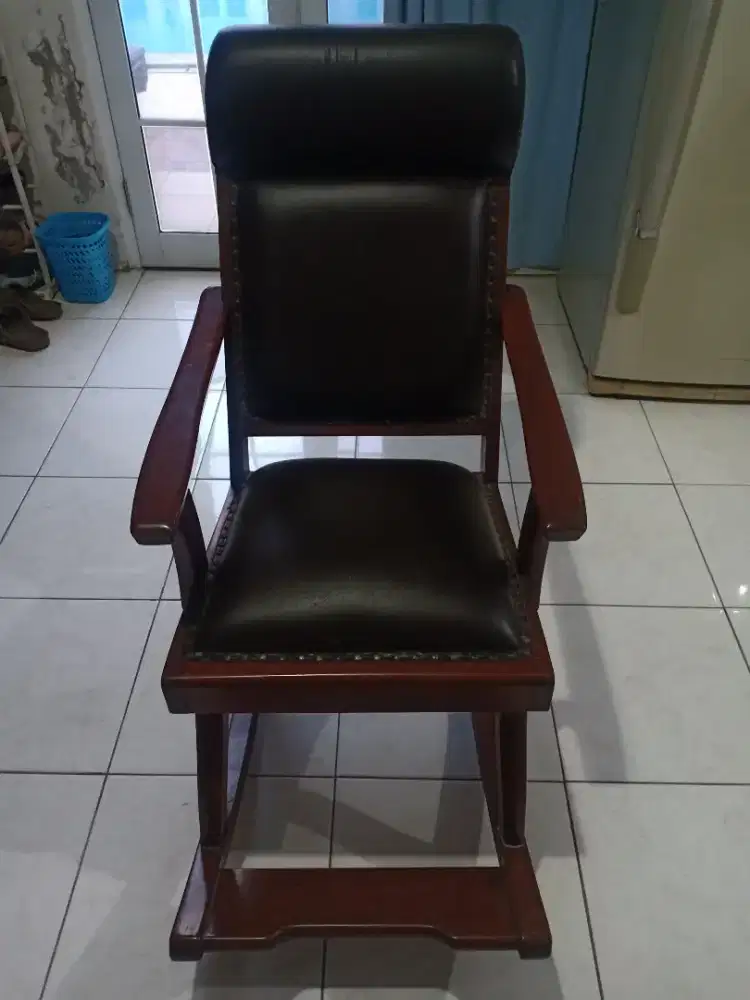 Kursi goyang antik