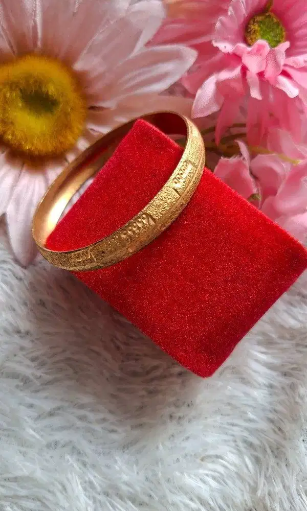 Vintage Frosted Gold-Tone Bangle (Imitasi dengan Cap 22K)