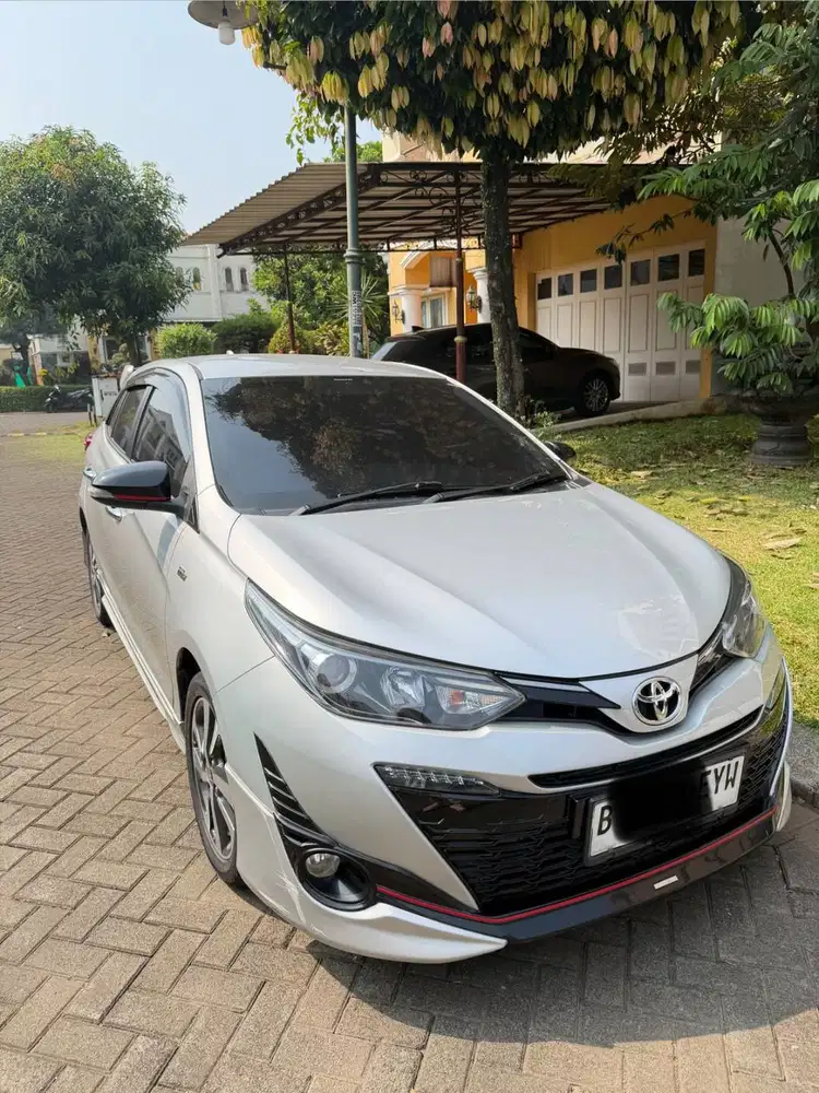 Toyota Yaris 1.5 TRD Sportivo CVT 2018 Silver Metalik Plat B Genap