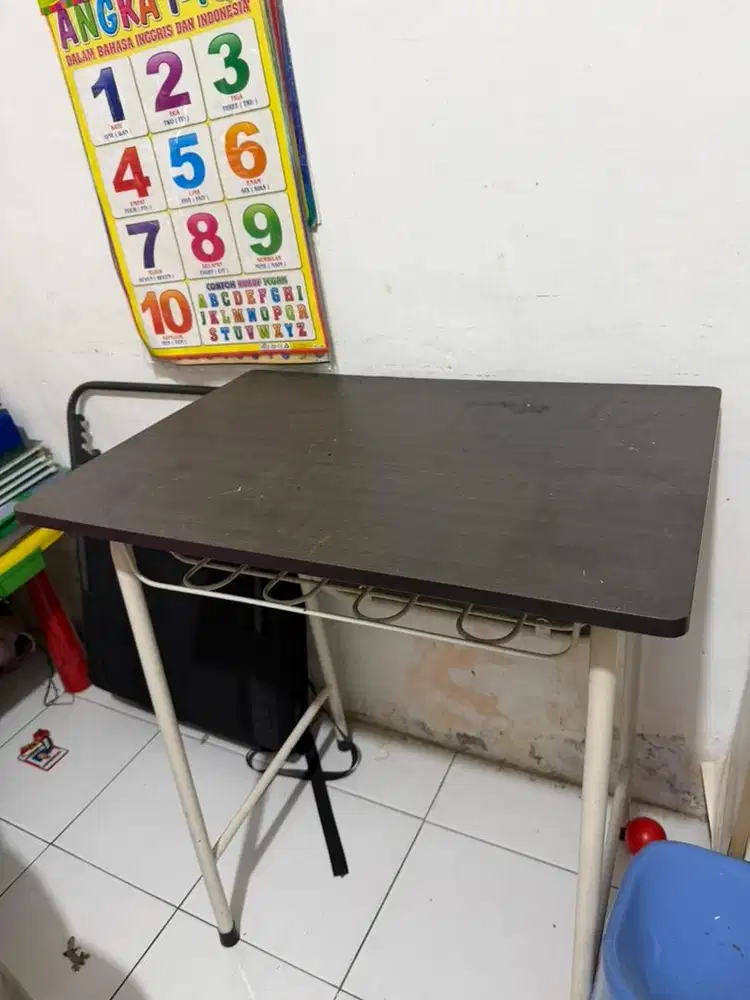 Meja kantor atau meja belajar