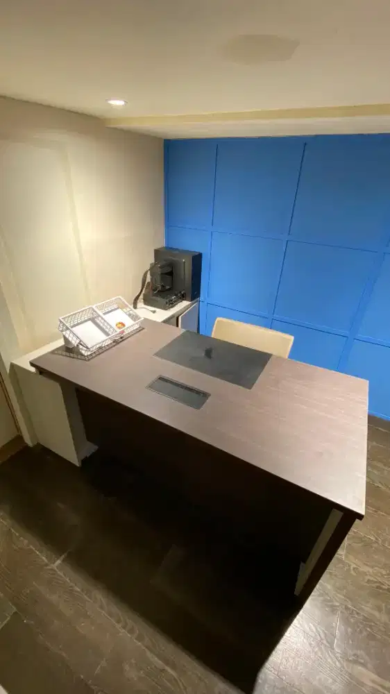 Meja bos ex kantor