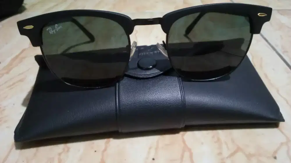 Kacamata Ray Ban hitam classic
