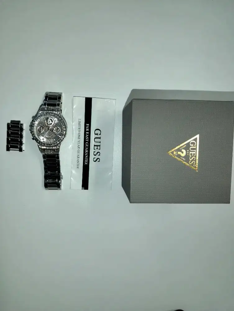 Di jual jam tangan wanita Merek Guess
