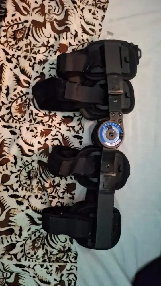 Knee brace bekas merk NeoOrtho