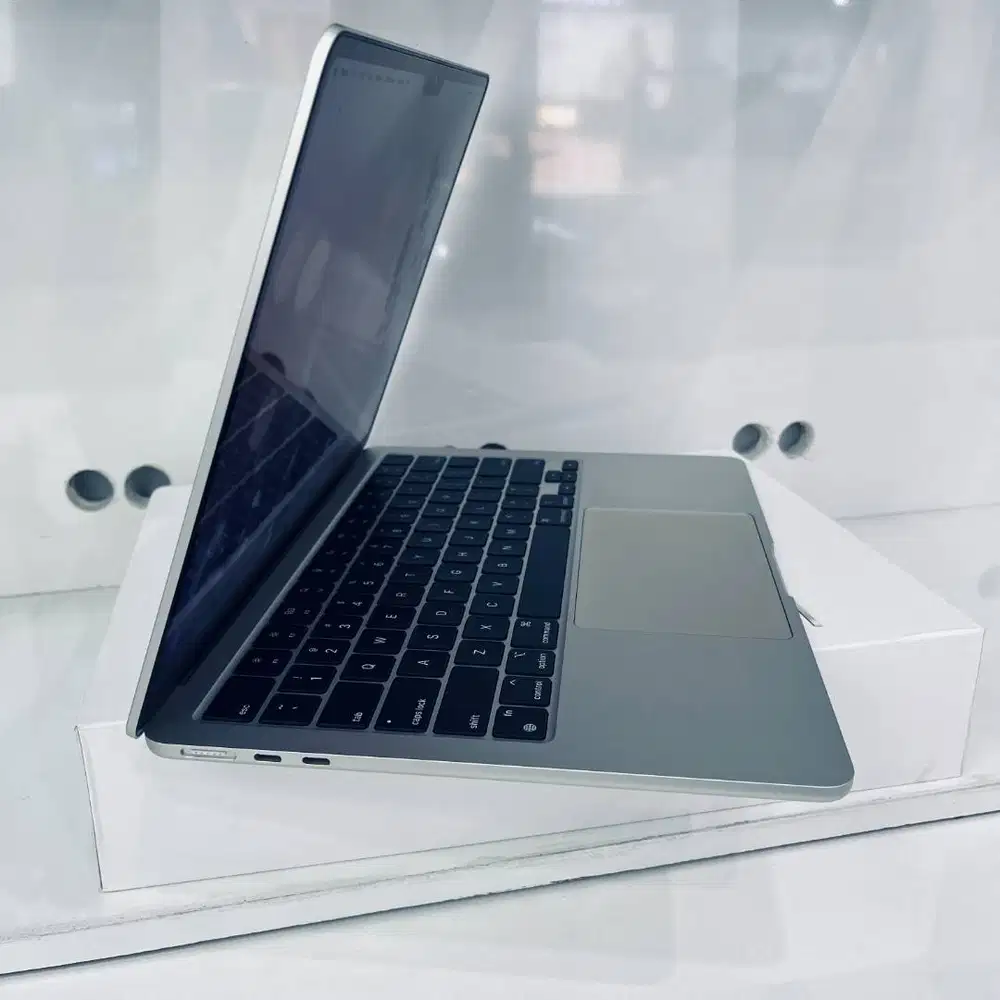 MacBook Air 13 inch 2022 M2 RAM 16/256GB Fullset like new Garansi akti